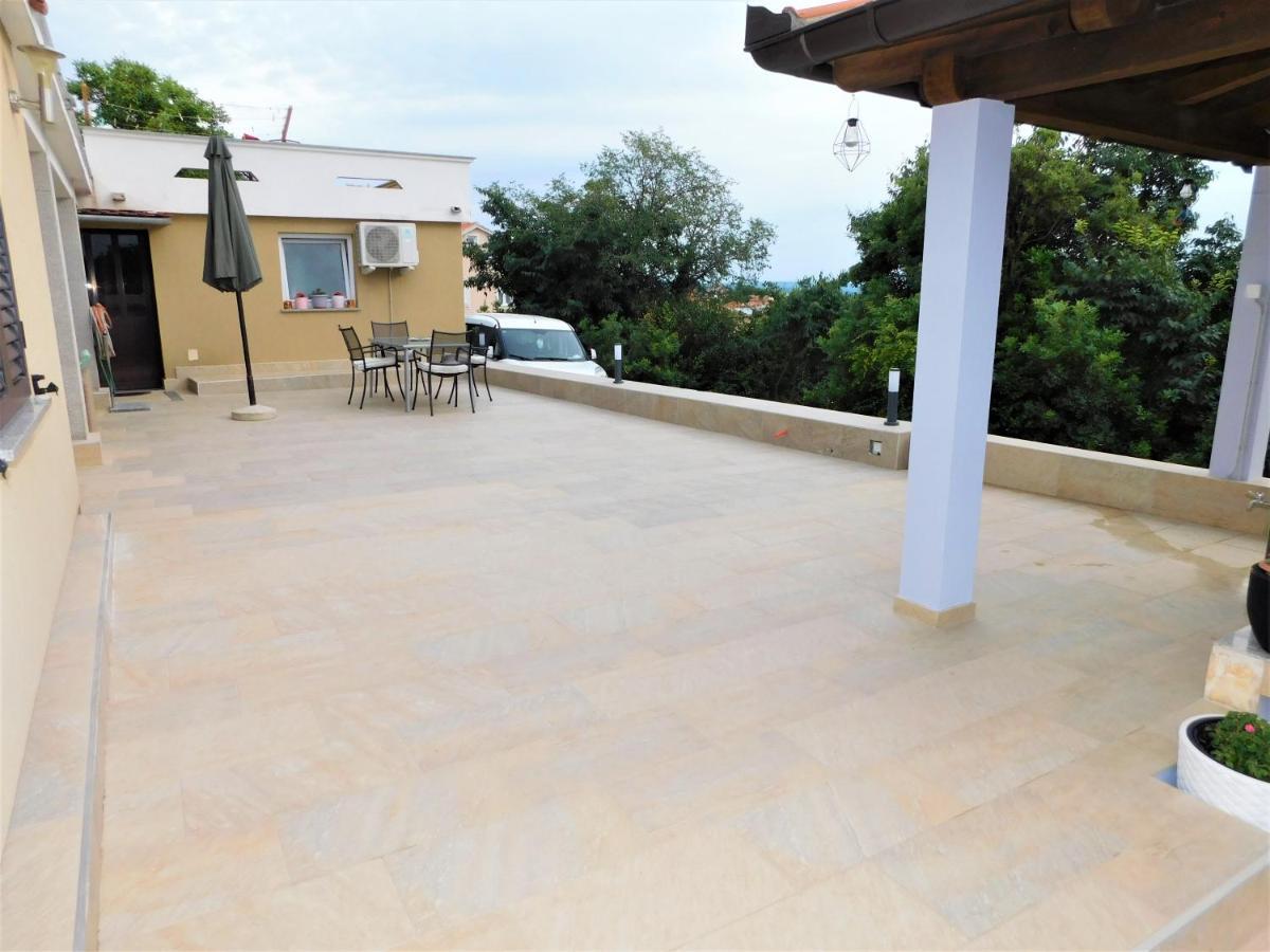 Apartman "Sabine Red" With Heated Pool Omišalj Extérieur photo